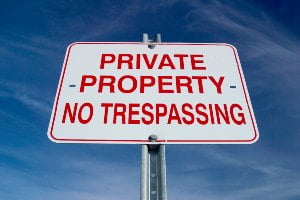 no trespassing sign 